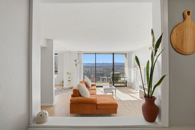Building Photo - 35th Floor Downtown Denver Condo | 1 Bed | Private Balcony | Mountain Views