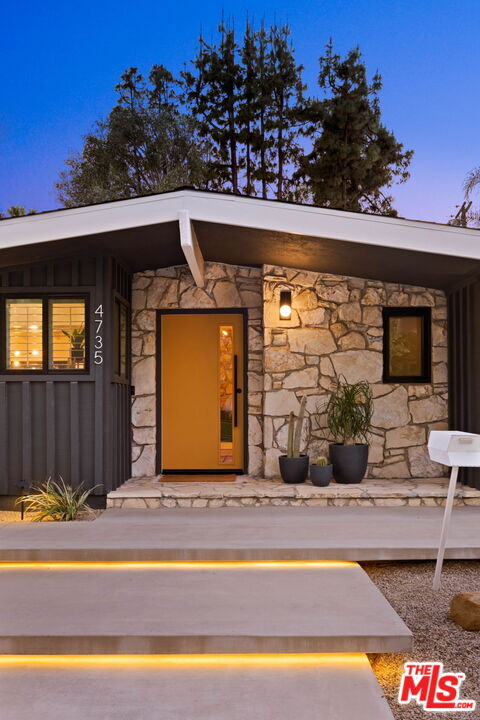 Building Photo - 4735 Degovia Ave