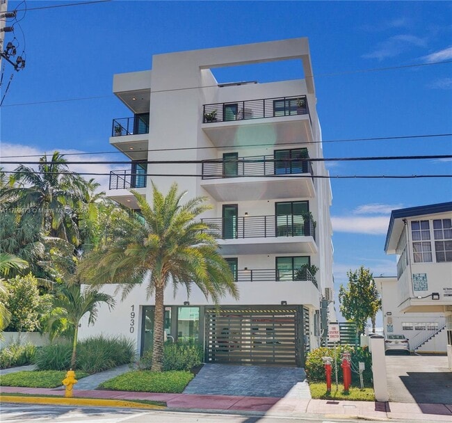 Building Photo - 1930 Bay Dr