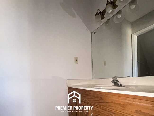 Building Photo - Large 5BR/3.5BA Home in 38125 | 2,541 Sq Ft, Vaulted Ceilings & Covered Patio