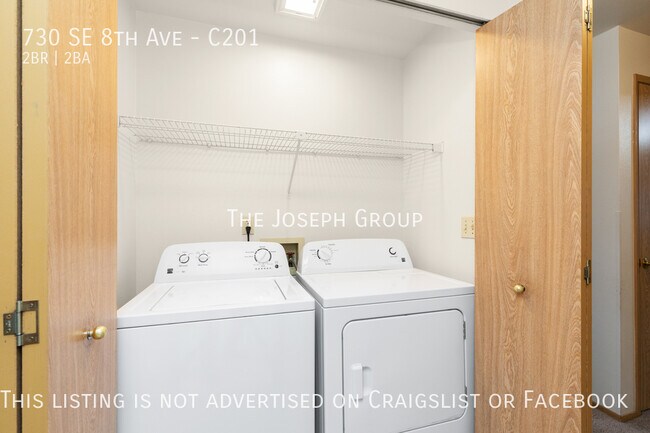 Building Photo - Top Floor 2BD/1.75BA Condo in Oak Harbor!