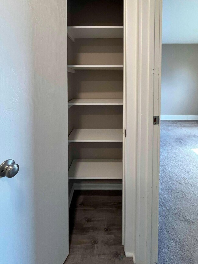 Building Photo - 7831 Meadowhaven Blvd