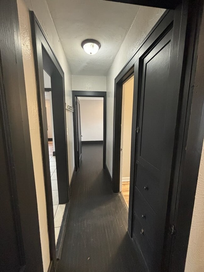 Building Photo - 2829 Kenmore Ave