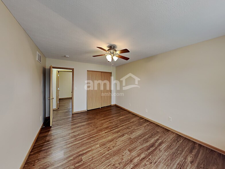 Building Photo - 875 Maher Dr