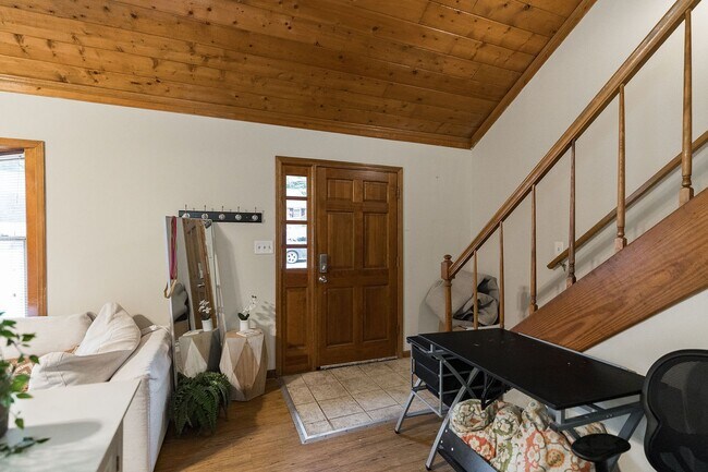 Building Photo - Awesome 5-Points corner Condo!