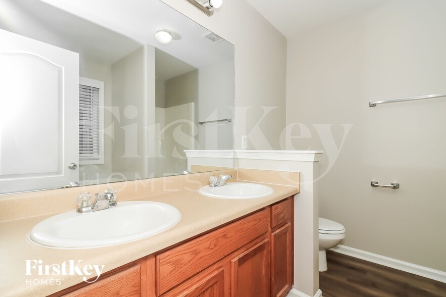 Building Photo - 528 Valleyside Dr