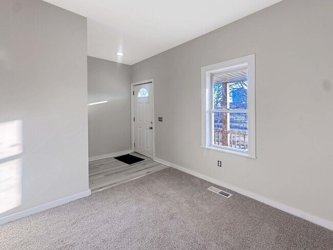 Building Photo - 309 Seward Ave NW