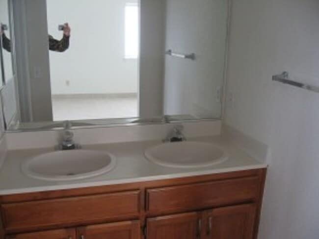 Building Photo - Beautifully Updated 3 Bedroom, 2 Bath Single-Story Home