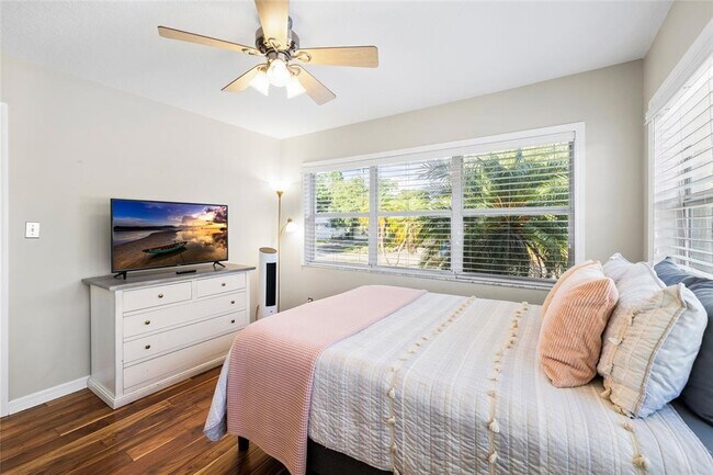 Building Photo - 304 N Matanzas Ave