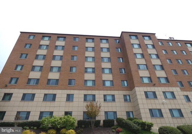Building Photo - 1300 S Arlington Ridge Rd