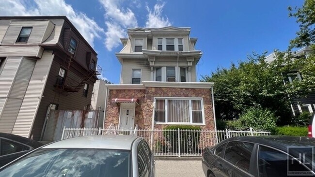 Building Photo - XL  LARGE ROOM FOR RENT BROOKLYN AVENUE/ P...