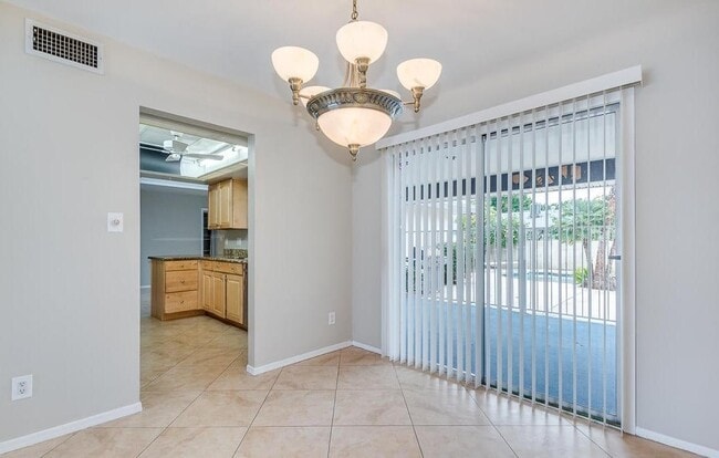Building Photo - 2439 E Del Rio Dr
