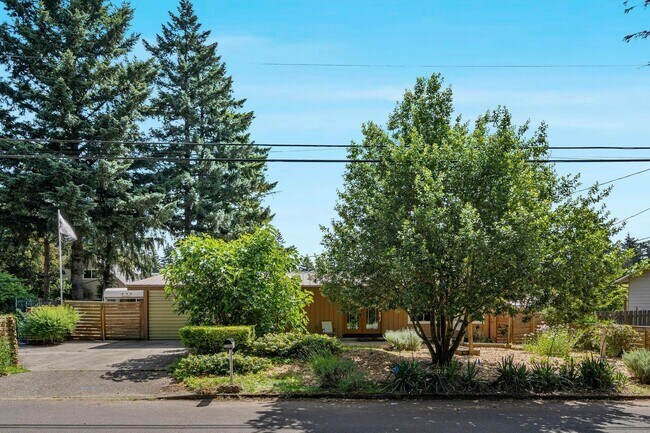 Primary Photo - Charming 3-bdrm/2-bath Mid-Century ranch—A...