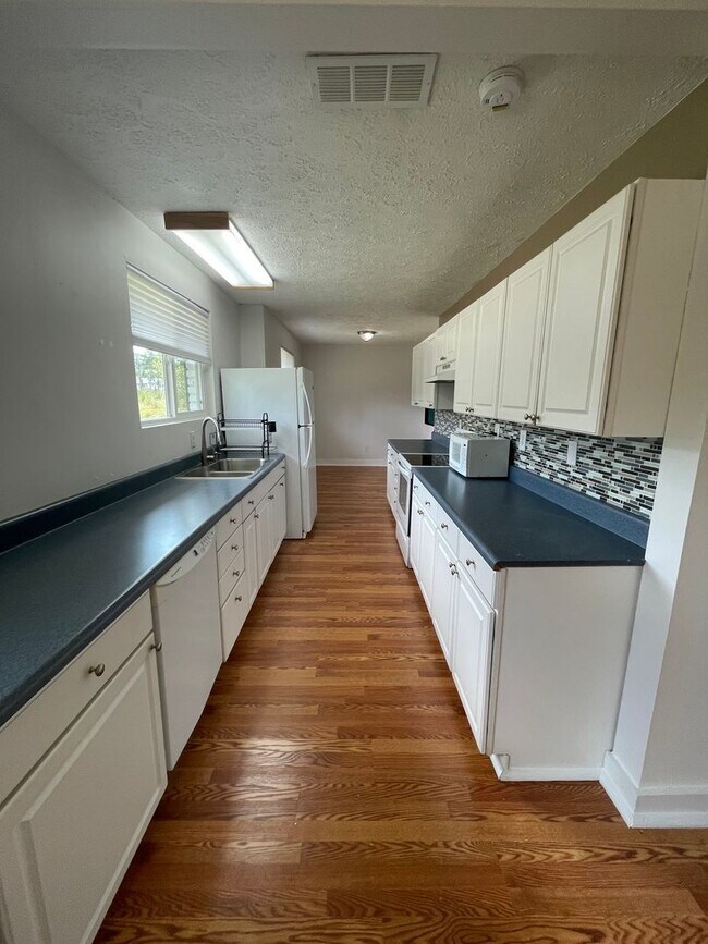 Building Photo - 3 Bedroom / 2 Bath Home Near Campus!