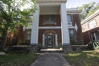 Building Photo - 2367 Forest Ave