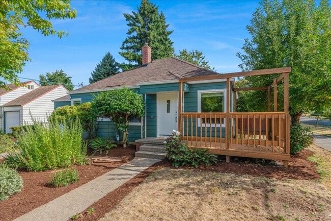 Building Photo - Sweet & Charming 2/1 Home Available Immedi...