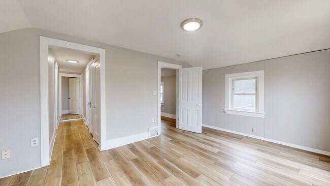 Building Photo - 1031 W.9th St.