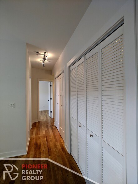 Building Photo - 2205 W Eastwood Ave