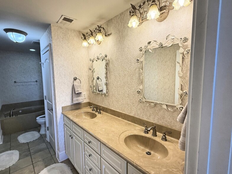 Building Photo - 265 Venice Way