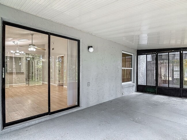 Building Photo - UPDATED 2 Bed, 2 Bath Home with Screened Lanai & Garage!