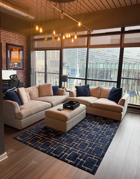 Building Photo - 515 W Main St