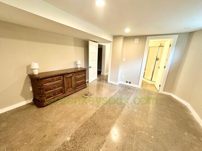 Building Photo - Huge Gorgeous 5 Bedroom 4 Bath Unit in SW ...