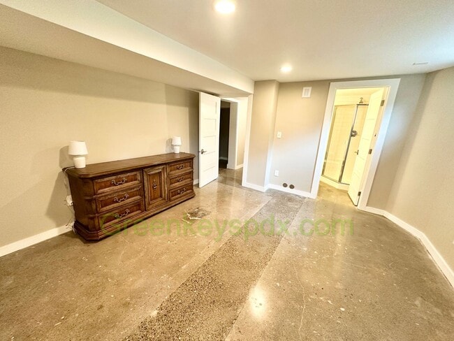 Building Photo - Huge Gorgeous 5 Bedroom 5 Bath Unit in SW ...