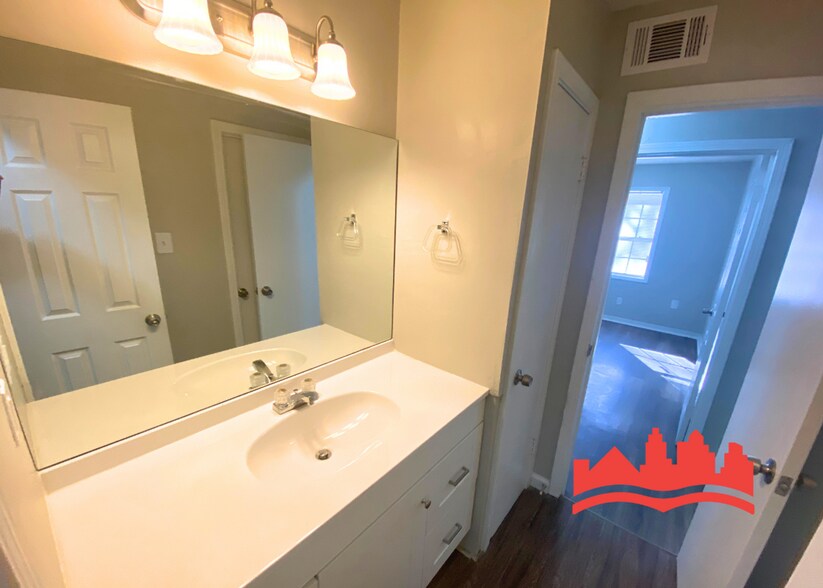 Building Photo - Welcome to 718 Northaven!