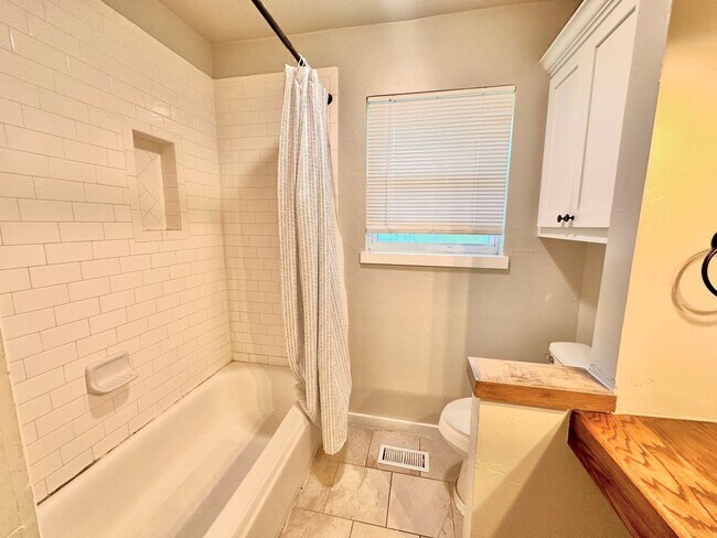 Building Photo - 4 Bed Spacious Midwest city House