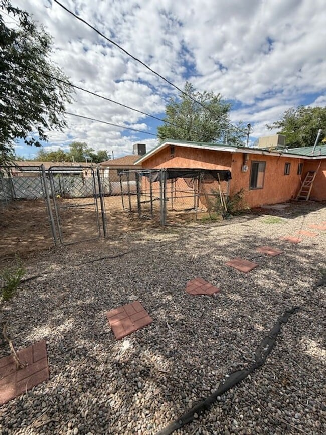 Building Photo - 3 Bedroom 2 Bath 1 Car Garage 1200 Square ...