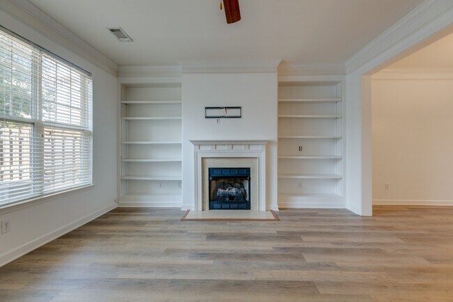 Building Photo - 816 Hillview Heights