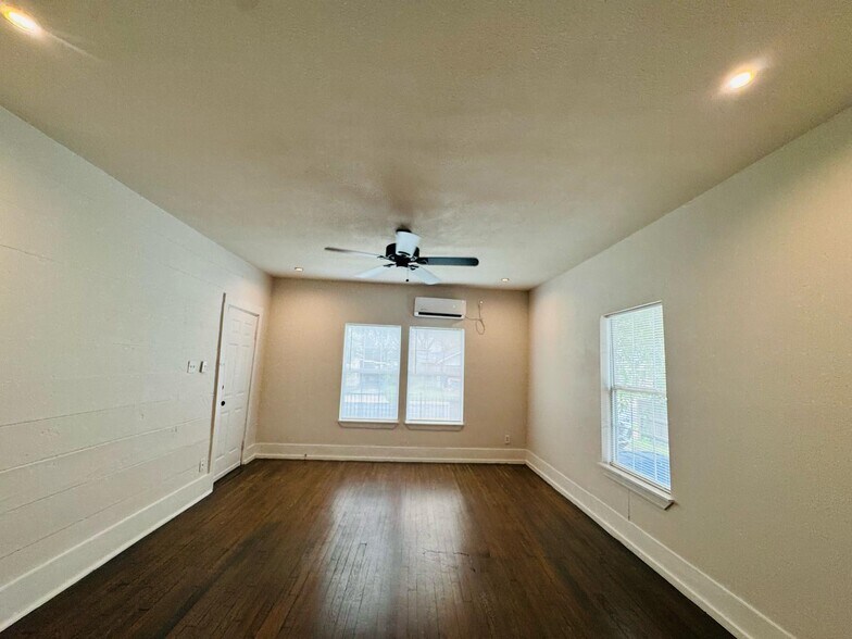 Building Photo - 1133 W Lynwood Ave