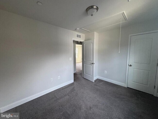 Building Photo - 3541 Oak Dr