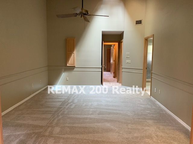 Building Photo - Beautiful Townhome in Downtown