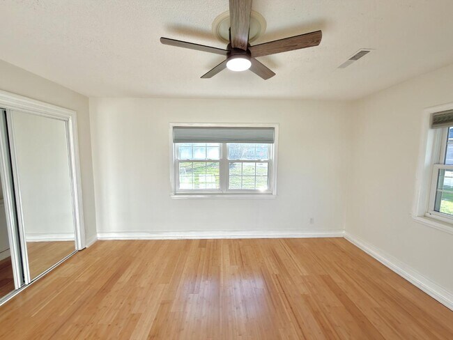 Building Photo - 1216 Eastwood Ave