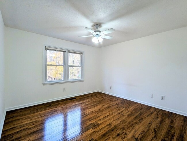 Building Photo - DUPLEX-Upstairs Unit | 3 Bedroom 2 Bathroo...
