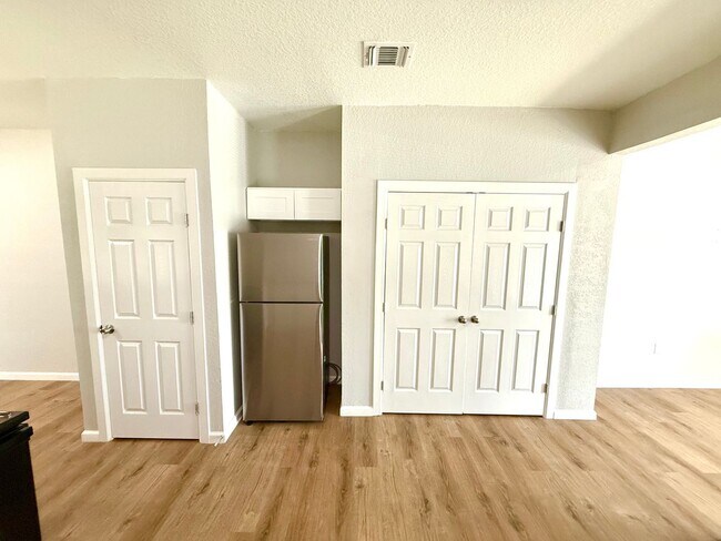 Building Photo - 2422 W Commerce St