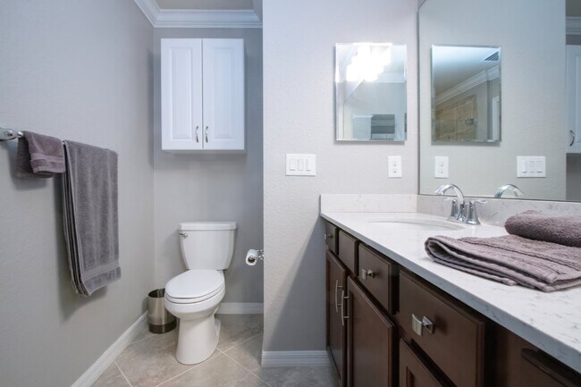 Building Photo - Like new 2BR, 2BA garage condo-Lakewood National