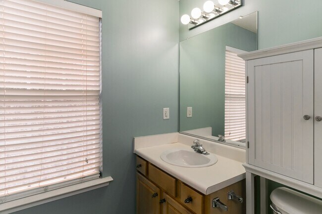 Building Photo - Spacious, well-kept 3 bedroom N Raleigh townhome with fenced back area!