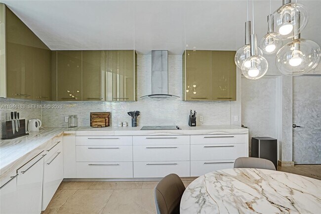 Building Photo - 15901 Collins Ave