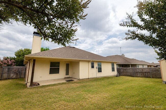 Building Photo - $1,950 3 Bed/2 Bath/2 Garage Ready for Move-in Home in Woodland Creek