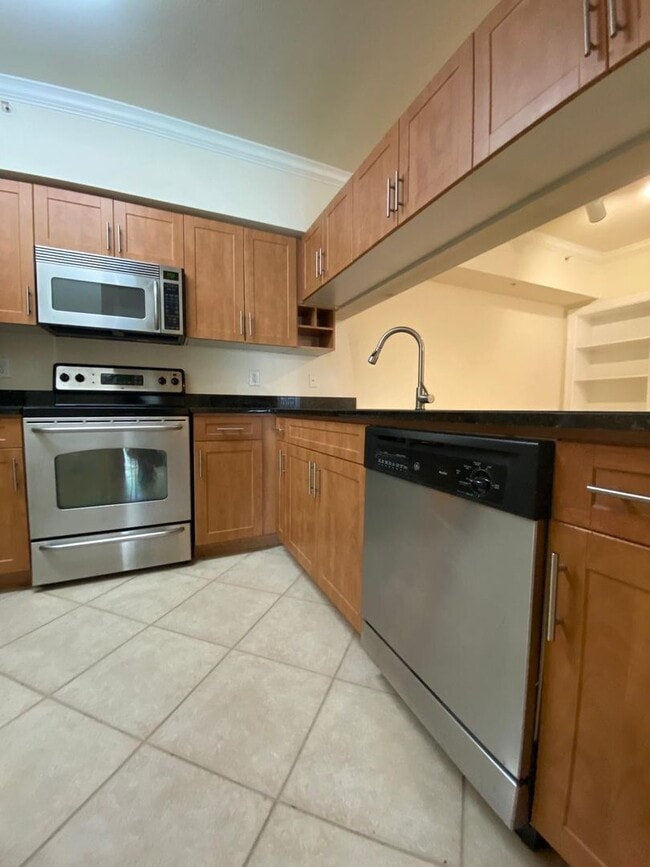 Building Photo - Spacious 2BR/2BA First-Floor Condo with Garage