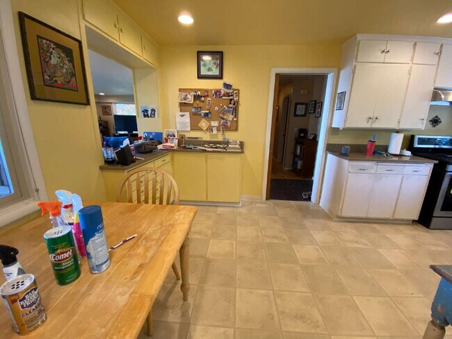 Building Photo - Spacious 5-Bedroom Home with Stunning View...