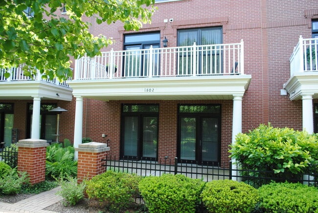 Building Photo - 1802 Admiral Ct