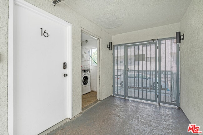 Building Photo - 1540 N Bronson Ave