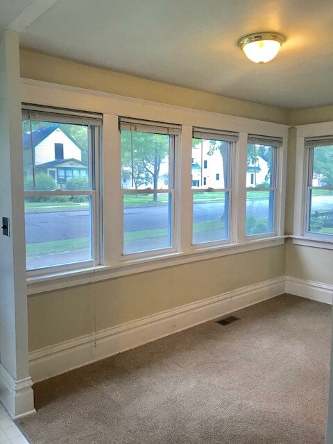 Entry / sunroom - 230 9th Ave N