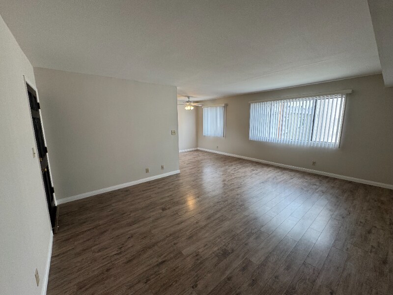 Building Photo - 515 E Elmwood Ave