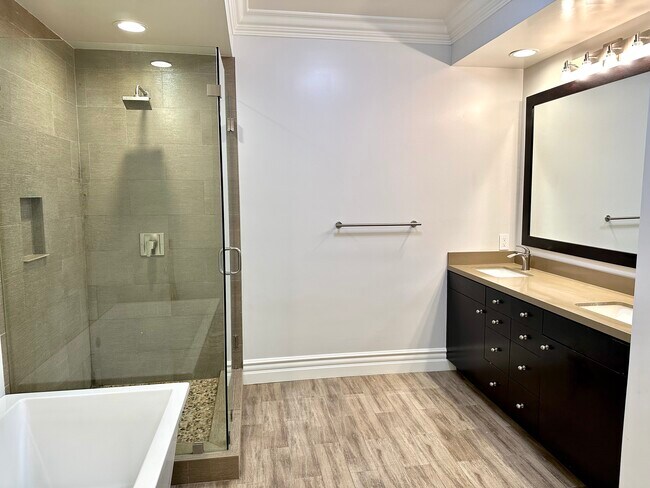 Building Photo - 850 N Croft Ave