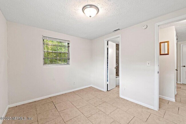Building Photo - 4504 Lincrest Dr S