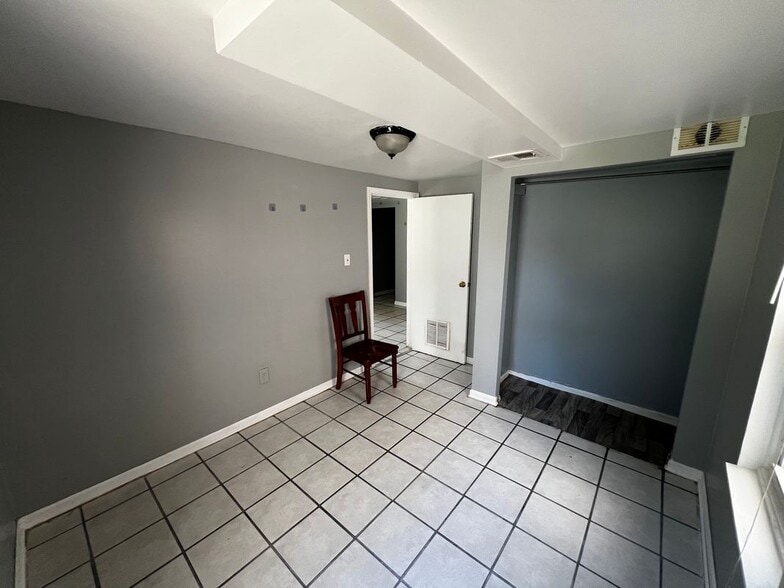 Building Photo - 1440 S 49th Ave